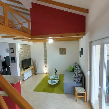 Lyra * Τρέμπινιε